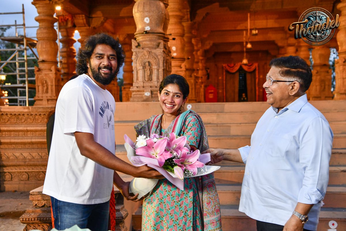 GeethaArts's tweet photo. Team #Thandel celebrated the twin wins of @Sai_Pallavi92 at the Filmfare Awards on the sets of the film ❤️‍🔥

'Satya' from #Thandel will be another memorable role from the talented actor ✨

#Dhullakotteyala 💥💥

Yuvasamrat @chay_akkineni @chandoomondeti @ThisIsDSP @GeethaArts #AlluAravind #BunnyVas @_riyazchowdary @Shamdatdop @NavinNooli @KarthikTheeda @bhanu_pratapa @viswanathart @ThandelTheMovie