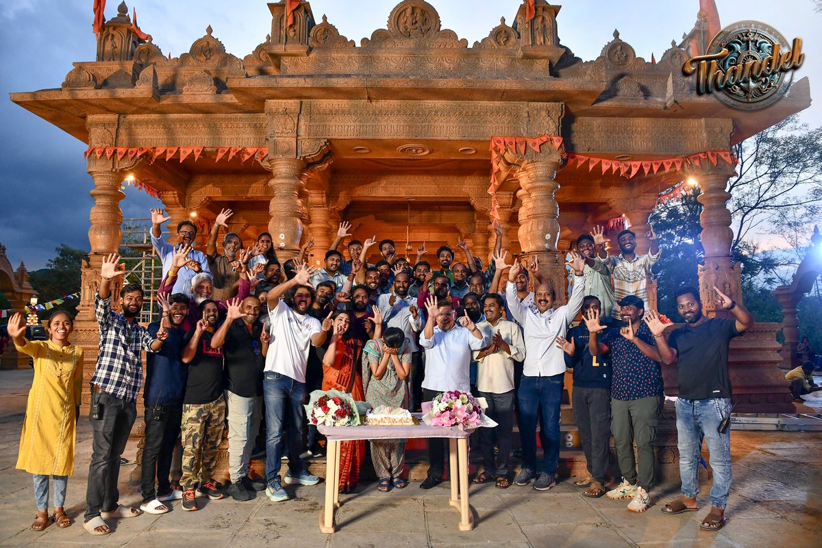 GeethaArts's tweet photo. Team #Thandel celebrated the twin wins of @Sai_Pallavi92 at the Filmfare Awards on the sets of the film ❤️‍🔥

'Satya' from #Thandel will be another memorable role from the talented actor ✨

#Dhullakotteyala 💥💥

Yuvasamrat @chay_akkineni @chandoomondeti @ThisIsDSP @GeethaArts #AlluAravind #BunnyVas @_riyazchowdary @Shamdatdop @NavinNooli @KarthikTheeda @bhanu_pratapa @viswanathart @ThandelTheMovie