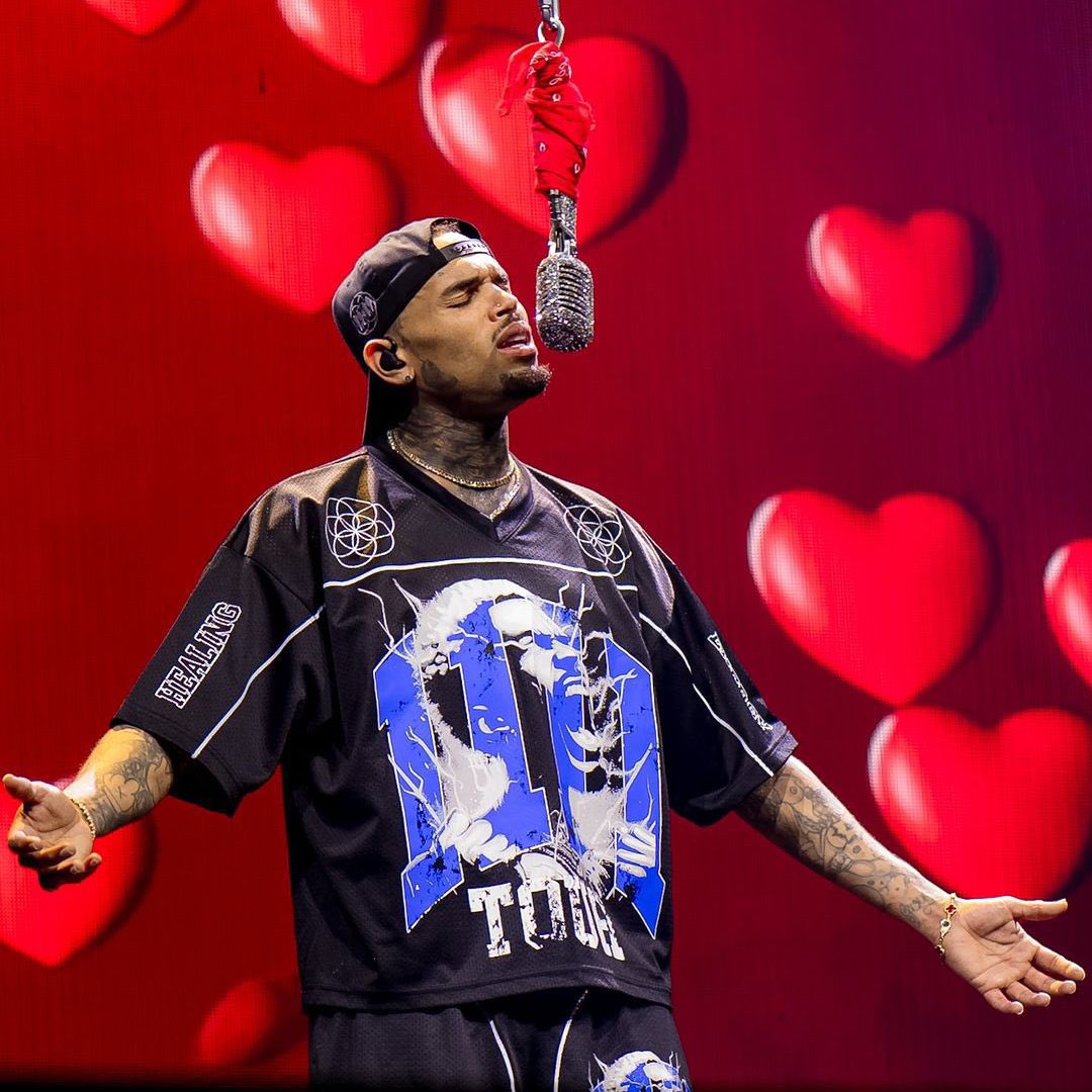 Klintunez's tweet photo. 📈 #ChrisBrown’s ‘Residuals’ has now entered the USA Apple Music Top 50 for the first time at #46. https://t.co/n5DLeBNlSM