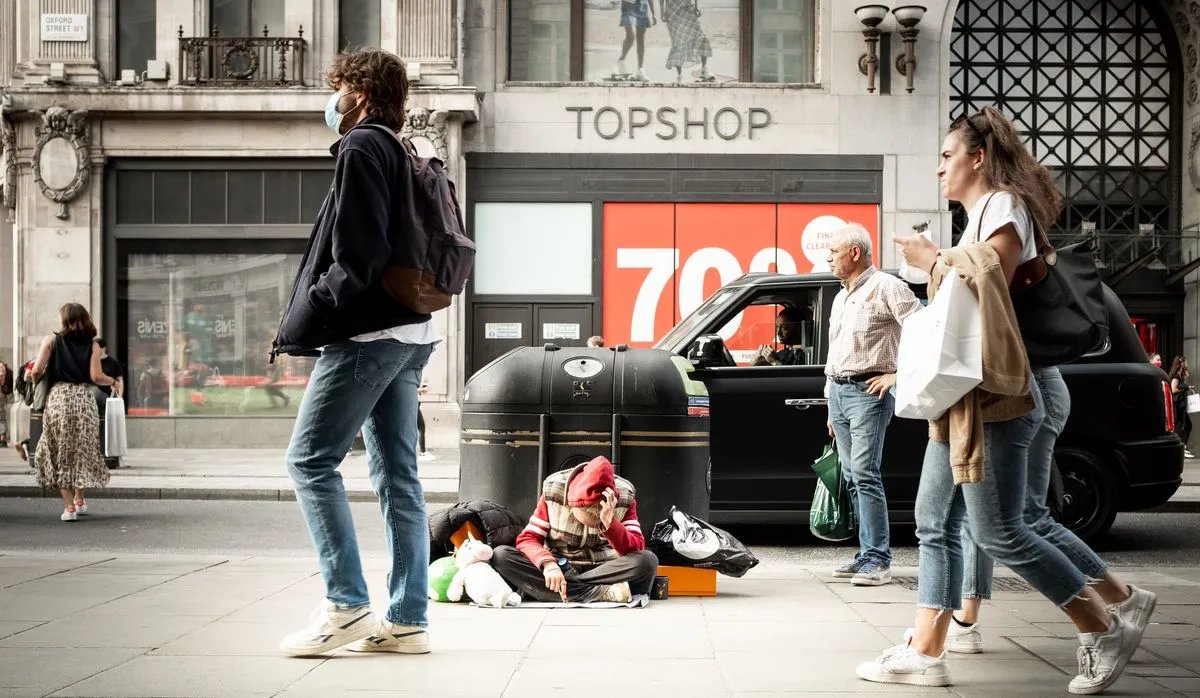 Treccani's tweet image. Da Aristotele a Karl Marx, numerosi filosofi, economisti e politologi hanno tentato di comprendere il rapporto tra disuguaglianza e democrazia, un legame sfaccettato e complesso. Ne parliamo su #AtlanteTreccani: bit.ly/Disuguaglianza…