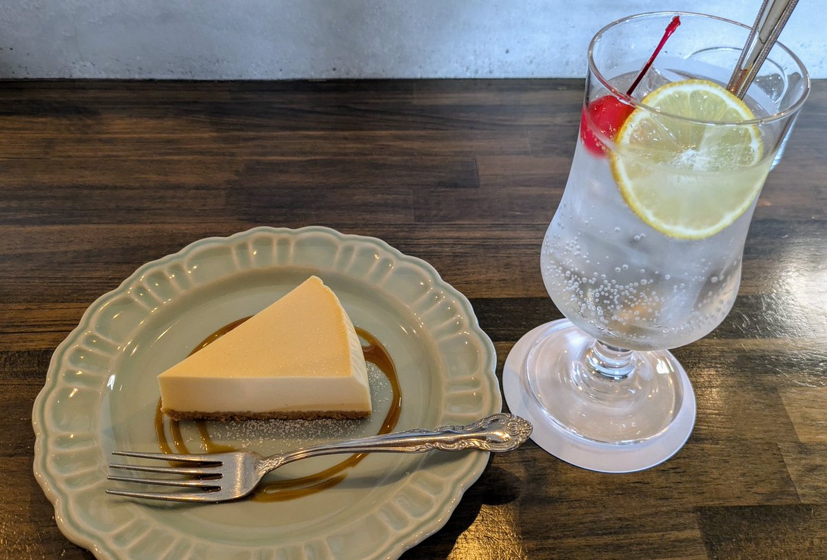 Laskuru98's tweet photo. 高山にあるお気に入りのカフェ
梅ソーダが美味しい季節 https://t.co/uQWSIMhFd6
