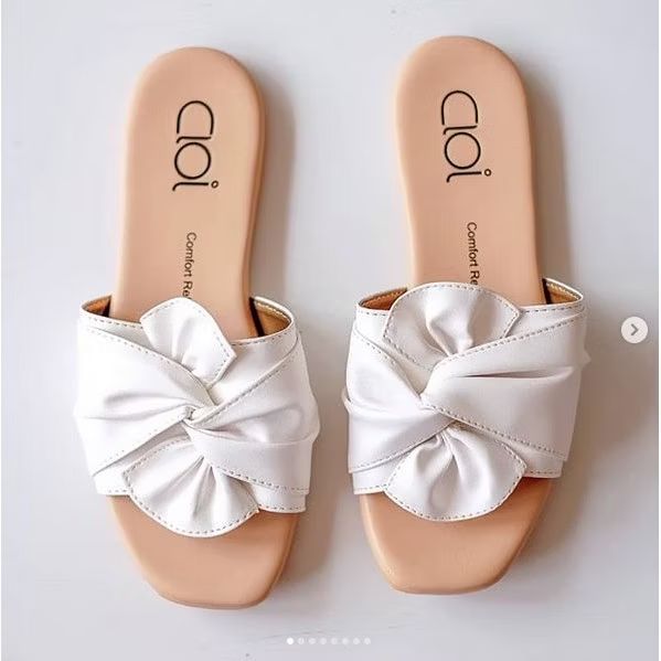 puttche's tweet image. Super cute 🥰 

flat sandal in White dengan harga Rp179.000. Dapatkan di Shopee sekarang! s.shopee.co.id/VmLbQfCK0?shar…