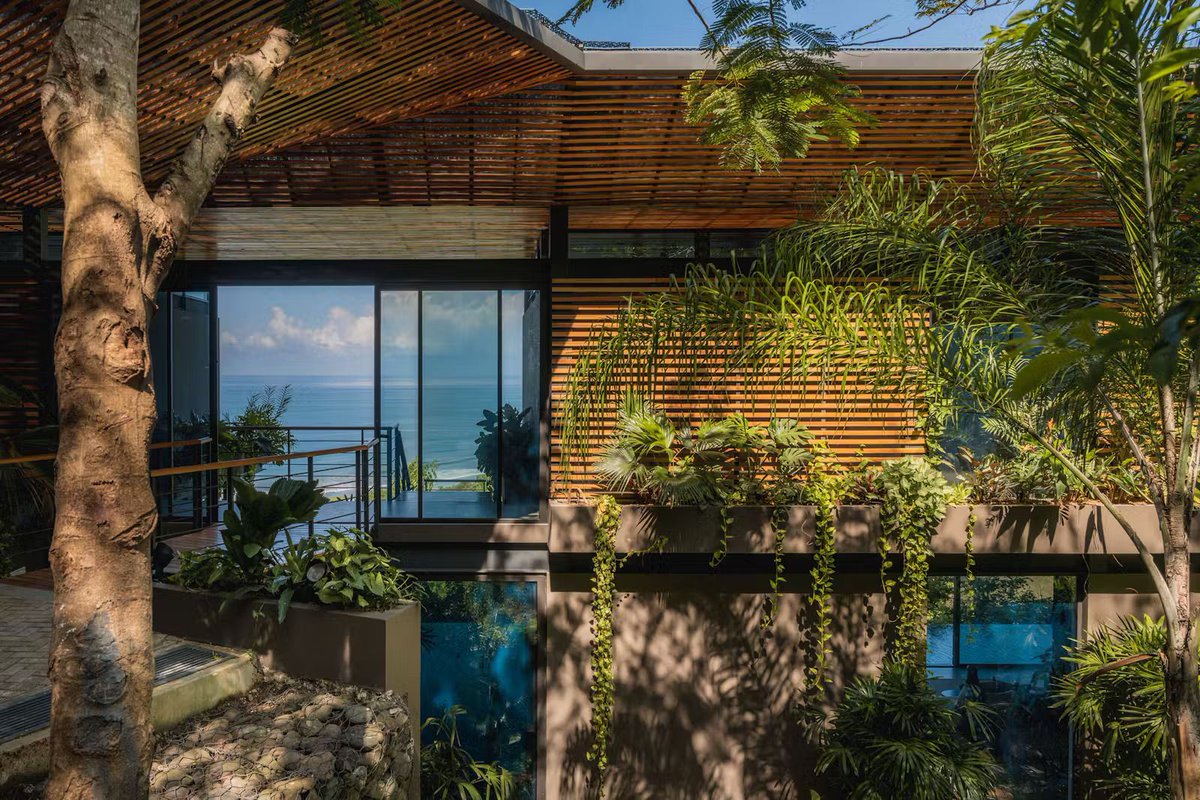 Newly completed Cascada de Luz by Studio Saxe brings a remote escape overlooking the vibrant surf town of Dominical 🌊🌴

Check out the full project on designboom 👉 bit.ly/3LozcXf

#architect #architecture #residential #building