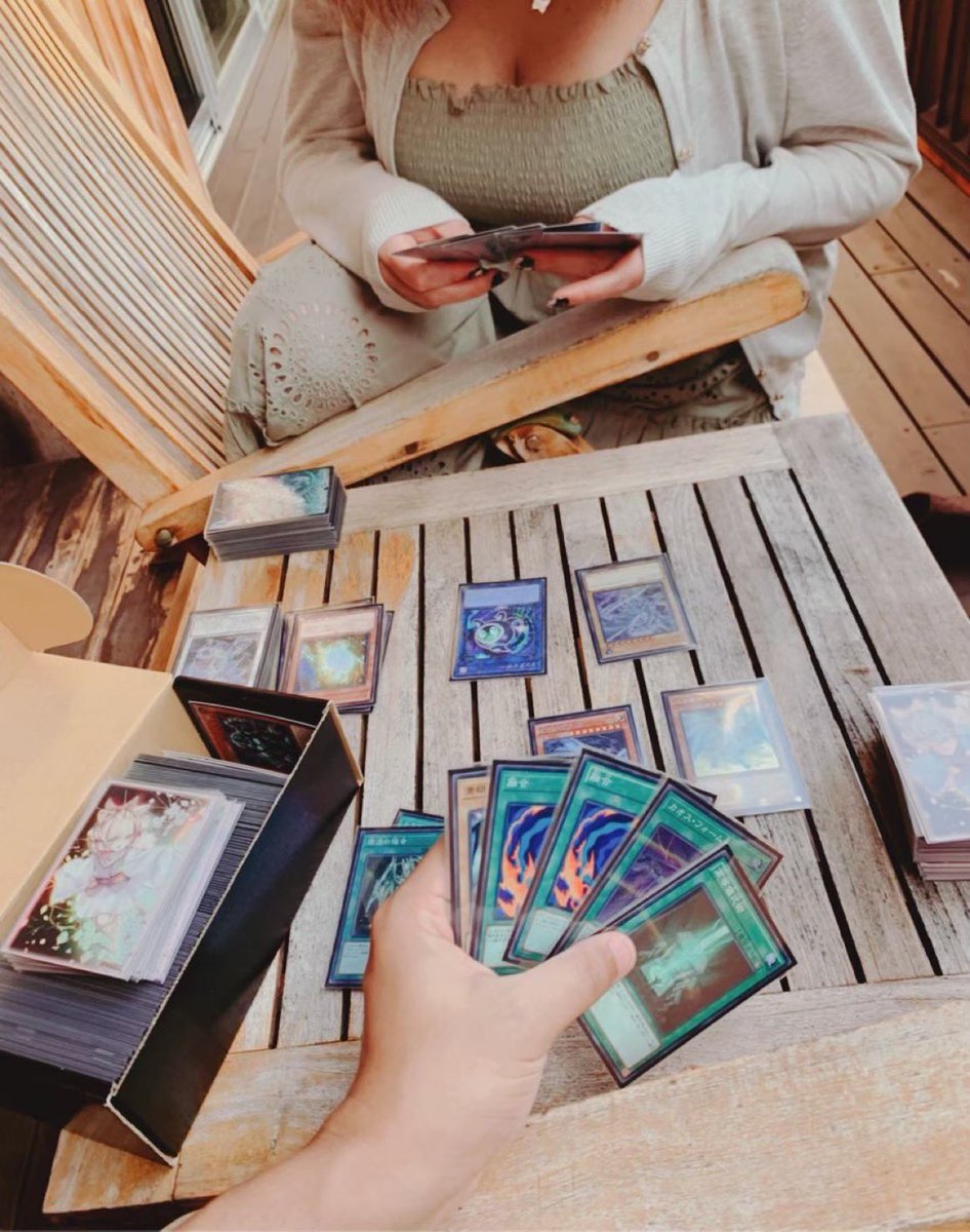 最近どうしても遊戯王したいがためにデリヘル嬢を家に呼んでデッキを貸してデュエルしてたんだけど、毎回同じ女の子を指名して遊戯王してたらその日はデッキを持参してきて、本当に熱いデュエルが始まった