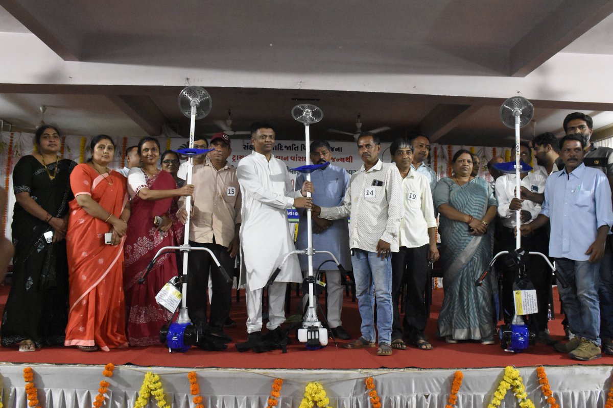 NareshPatelBJP's tweet photo. આજરોજ ચીખલી તાલુકાના સુરખાઈ ખાતે ચીખલી, ખેરગામ તથા વાંસદા તાલુકાને સમાવિષ્ટ કરતા આદિજાતી વિકાસ વિભાગની વિવિધ યોજનાઓ અંતર્ગત જિલ્લાના આદિજાતિ ખેડૂત લાભાર્થીઓને કિટ/એસેટ્સ વિતરણ કાર્યક્રમમાં ઉપસ્થિત રહી ખેડૂત ભાઈ-બહેનોને લાભ વિતરણ કર્યા તથા હાર્દિક અભિનંદન અને શુભકામનાઓ પાઠવ્યા https://t.co/c3IbZXdlhb