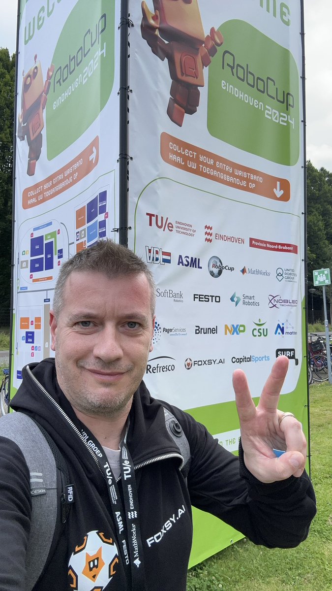 foxsy_ai's tweet photo. Hallo 🇳🇱 and #foxfrens 💙🦊💙, we are here! ⏳ 1 day to go. 🍀 Good luck Oxsy team! 🛠️🔥⚽️🤖🇷🇴 https://t.co/TJQy0S4o57