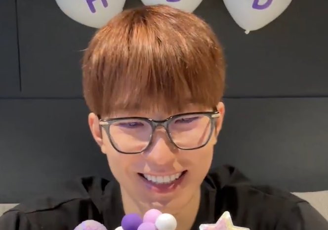 wonubliss's tweet photo. happy wonwoo 🤏🤏🤏 https://t.co/BJHaMnRlXo