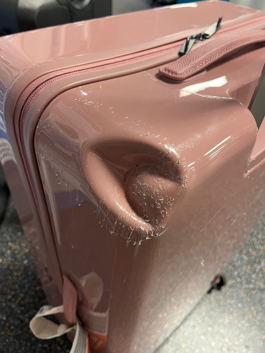 <a href="/easyJet/">easyJet</a> service client honteux. Valise neuve, achetée deux jours avant le vol Genève-Londres... 1er voyage, valise fracassée. Aucun dédommagement accepté par la compagnie pourtant responsable du bagage en soute.