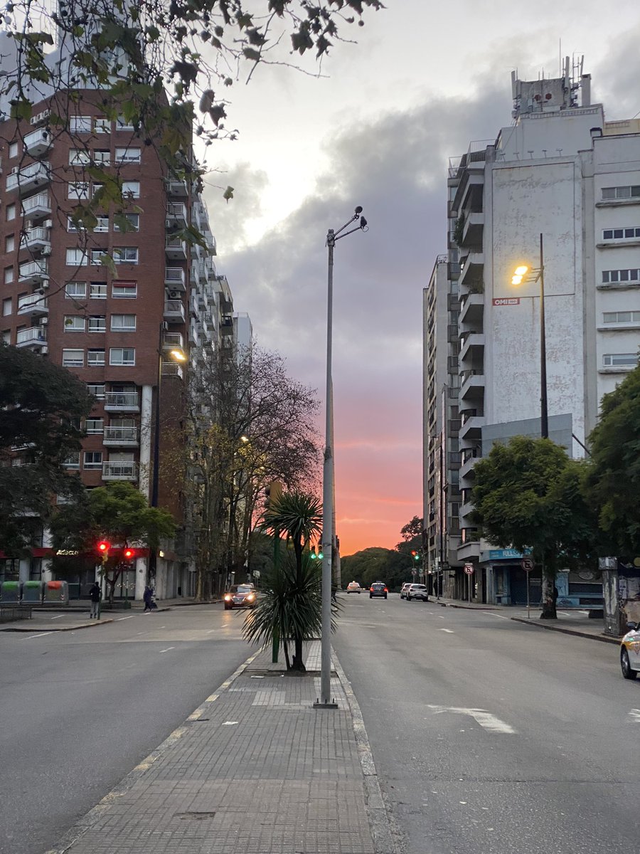 Como surgió el año pasado, el Sol sale todos los 18 de Julio en la dirección de la Avda 18 de Julio hacia el Obelisco.  El 18/7 cumpliremos el “rito” de ver el amanecer (07:48) en 18 y Acevedo Díaz para la salida del Sol detrás del Obelisco.
Al que quiera acompañar es bienvenido.