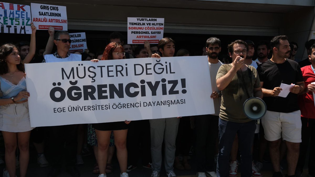 euogrencikoyu's tweet photo. “Müşteri Değil Öğrenciyiz!” demek ve öğrenci köyüne yapılan zamma geçit vermeyeceğimizi bildirmek için Ege Üniversitesi öğrencileri ve okul bileşenleri olarak bir araya geldik. Taleplerimiz dinlenene kadar mücadelemizi sürdüreceğiz! #ogrencikoyuzam https://t.co/eEpf7uZCjU