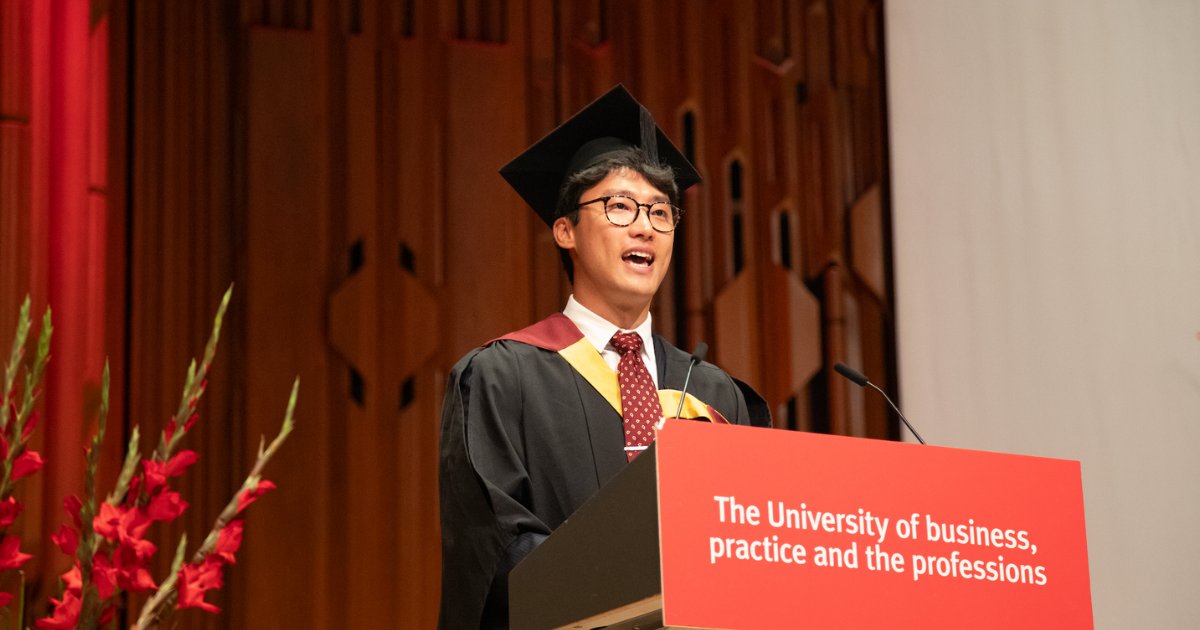 CityStGeorges's tweet photo. ๐ "Implement self-discipline in your lives as a foundation for daily victories. Appreciate every person who has supported you along the way, and never be satisfied, but always be grateful."
Inspirational words from our @BayesBSchool student speaker Donghyun Nam! #BayesGrad https://t.co/xjVB3ds5sY