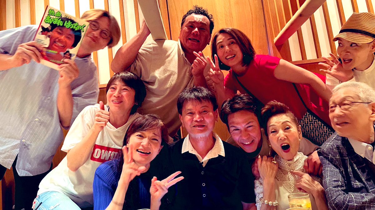 rcollection1's tweet photo. 先日！
あばれはっちゃくシリーズの同窓会がありまひたっ！
初代はっちゃく
2代目
アタスの3代目
5代目っ。
そして、
母ちゃんと、
初代はっちゃくのお姉様✨✨
4代目のマドンナ。
そして、松生監督っ！
(4代目は残念ながら、欠席🥲)

それまで、芸能は舞台だったアタス。
アタスの映像での俳優人生の始まりであり、原点の作品と出逢い。

ここから、人生がかわり、今の基盤ができました。

時を超えて
繋がり
昔と変わらない。

ちょーたろーの父ちゃんと、
堀内先生、
何人かの監督、プロデューサーさん方はもういらっしゃいませんが、ずっと、私達の心の中に変わらず、生き続けています。

これからも、永遠に
はっちゃくファミリー！

#あばれはっちゃく 
#吉田友紀 
#栗又厚 
#荒木直也
#坂井一圭 
#島田歌穂
#久里千春 
#水澤真子