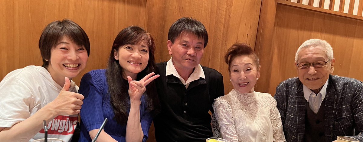 rcollection1's tweet photo. 先日！
あばれはっちゃくシリーズの同窓会がありまひたっ！
初代はっちゃく
2代目
アタスの3代目
5代目っ。
そして、
母ちゃんと、
初代はっちゃくのお姉様✨✨
4代目のマドンナ。
そして、松生監督っ！
(4代目は残念ながら、欠席🥲)

それまで、芸能は舞台だったアタス。
アタスの映像での俳優人生の始まりであり、原点の作品と出逢い。

ここから、人生がかわり、今の基盤ができました。

時を超えて
繋がり
昔と変わらない。

ちょーたろーの父ちゃんと、
堀内先生、
何人かの監督、プロデューサーさん方はもういらっしゃいませんが、ずっと、私達の心の中に変わらず、生き続けています。

これからも、永遠に
はっちゃくファミリー！

#あばれはっちゃく 
#吉田友紀 
#栗又厚 
#荒木直也
#坂井一圭 
#島田歌穂
#久里千春 
#水澤真子