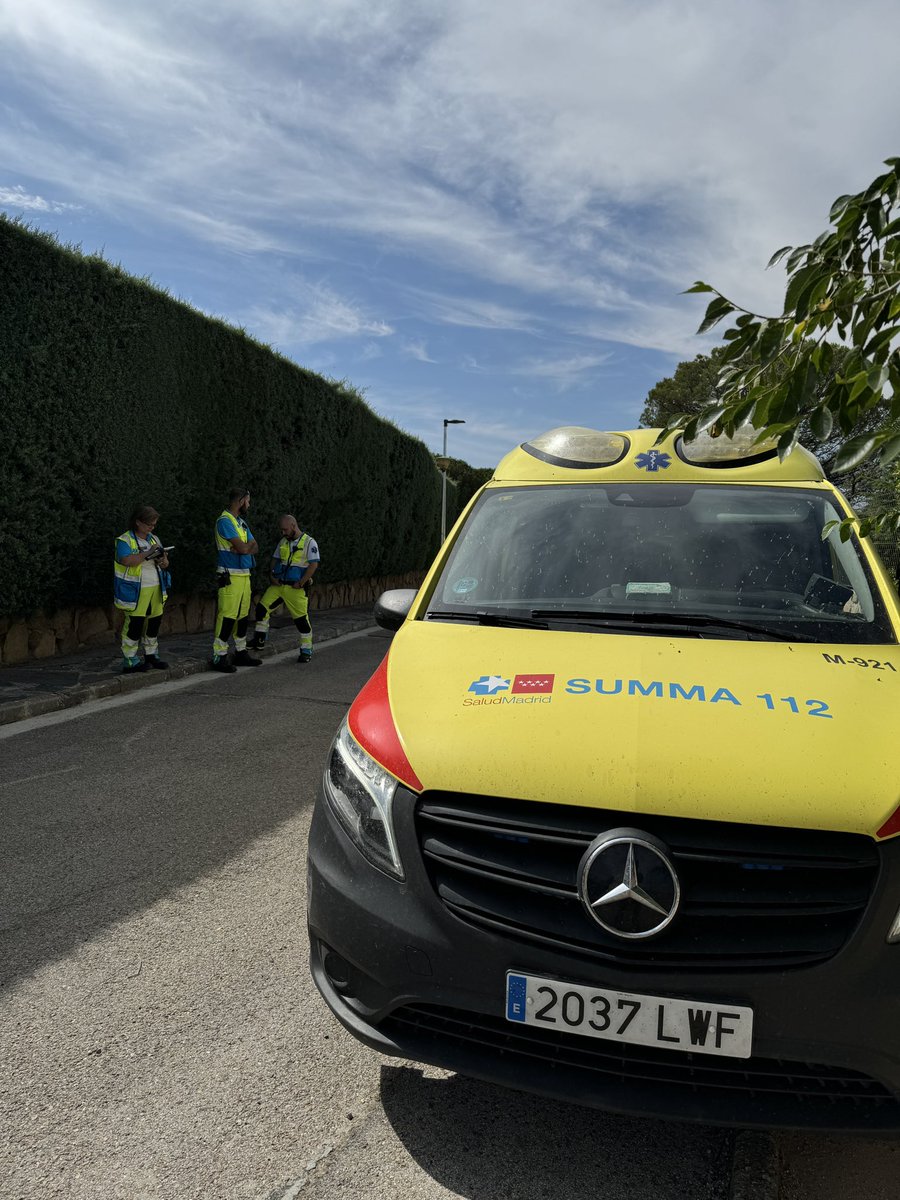 112cmadrid's tweet photo. Un hombre sufre un shock anafiláctico tras ser mordido por una víbora en #Valdemorillo.

Los sanitarios del #SUMMA112 le estabilizan y trasladan en helicóptero en estado grave al hospital. https://t.co/H845zZYhAa