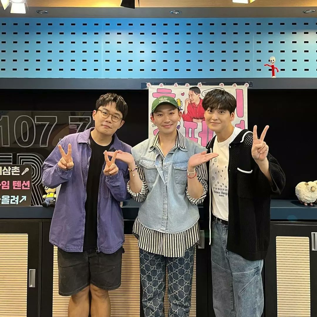 KimBum_Global's tweet photo. Bummonty and Seha Daisquith!
Finger heart at the next fair performance 🫰🏻
Mission! Please do it! 💖
It's going to last until Oct 20
#AGentlemen'sGuide, please give a lot of attention!! 🎫🫶🏻
🔗https://t.co/wlSX2vGob9
@kimbum_jp
#김범 #KimBeom
#젠틀맨스가이드
#AGentlemansGuide https://t.co/bWOK9aktv2