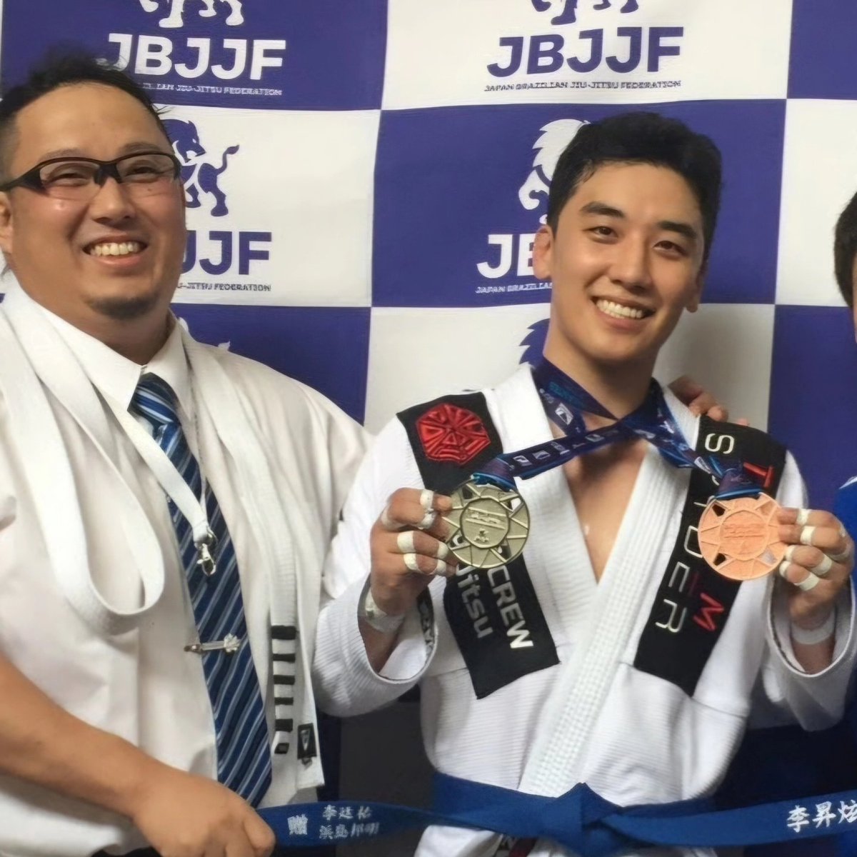 7月17日はスンリ柔術デビュー記念日
2017年7月17日に武道館ひびきにて柔術大会に出場。写真は大会後に渡す為に用意した青帯(白帯から昇格)。サイズがメーカーによって違うので念のため違うサイズのを２本用意。余った１本はサインもらっていただきました(´∀｀)←

#BIGBANG #スンリ #seungri #VI