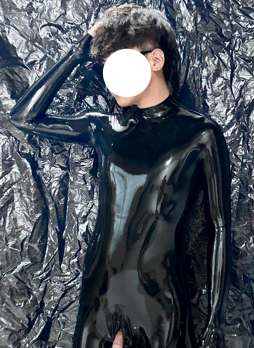 S_yx56's tweet photo. 一个有灵魂的人
就像被乳胶包裹的这身躯壳
黑亮黑亮的
才是最终的救赎 https://t.co/AM2akcagL7