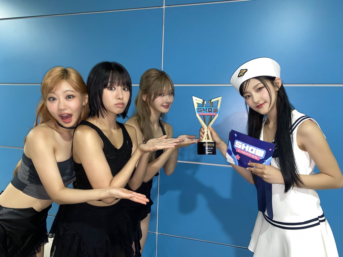 KISSOFLIFE_S2's tweet photo. [KIOF💋] ㅠㅠMC Bob이 전해주는 트로피🏆✨❤️!!!!
사실은 이 모든 값진 경험들과 결과들은 키오프와 또 저흴 위해 뒤에서 열심히 일해주시는 스태프분들 말고도! 키씨!!! 여러분과 함께 만든거예요!!!물론 우리가 스케쥴 하면서 키씨가 없는 자리도 있겠지만 그 이름 하나만으로도 엄청난 힘을 갖고 있어서 항상 더 나은 키오프로 성장할 수 있었어요❤️❤️정말 빈말이 아니라 고맙단 말 밖에 할 수가 없다용 ㅜㅜ오늘 하루 못 잊어..!!!🥹
이번 일주일 비 왕창 온다던데 우산 챙기고 감기 조심해요💋💋

#KISSOFLIFE #키스오브라이프 #KIOF
