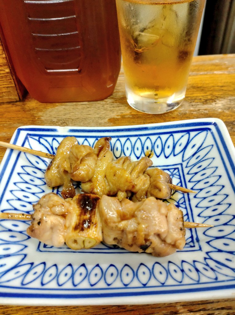EO8o7e8IkWvbdNF's tweet photo. #かつお刺し　#ホッピー　#焼鳥　#���ーロンハイ
行きつけで一杯 https://t.co/wngyFnHLA8
