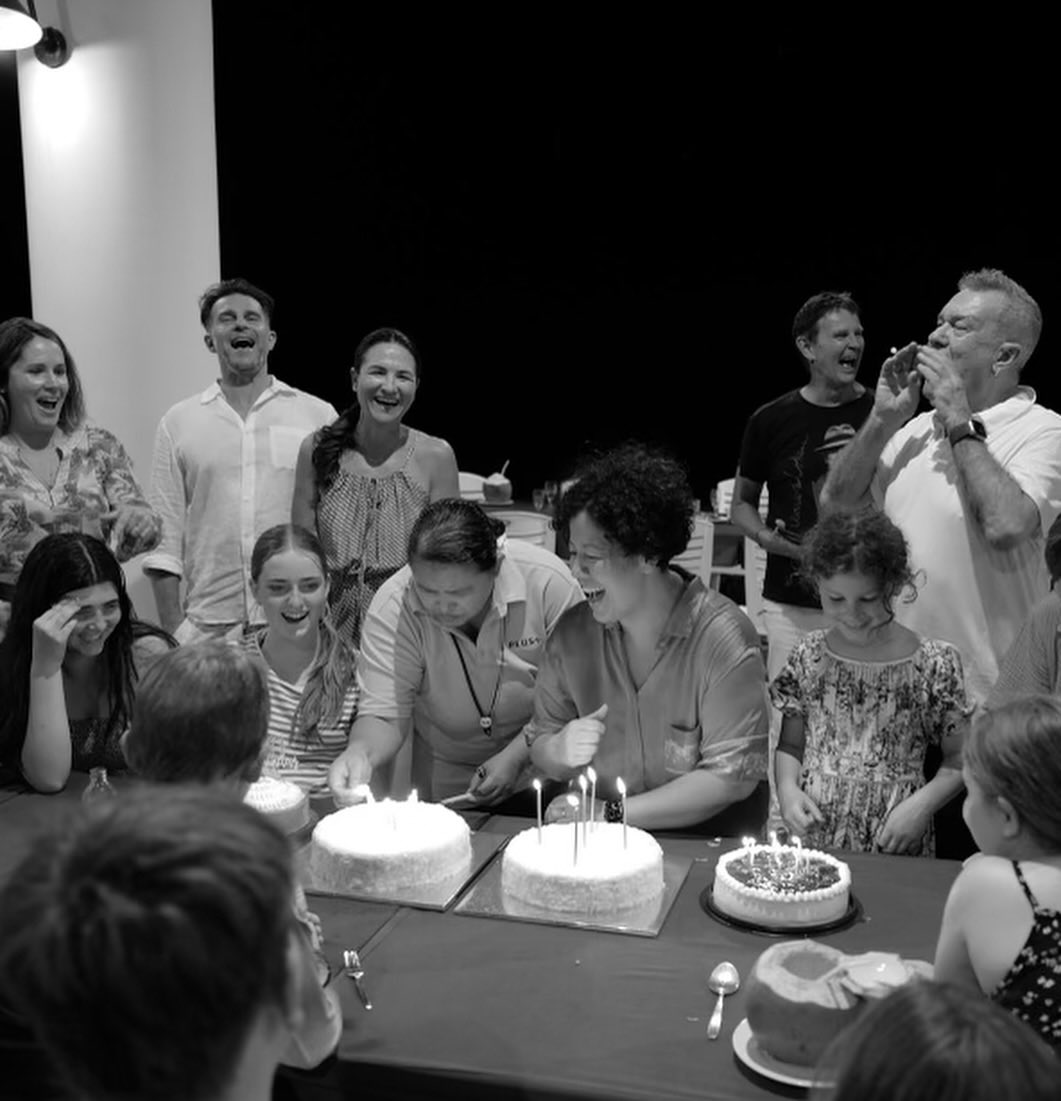 JimmyBarnes's tweet photo. We’ve had some memorable family time. Time to head back and hit the road for the rest of the #Hellofatime tour. I’m listening to the #StateofOrigin in Bangkok traffic. These are always great games. 

REPOST - David Campbell 

“Thailand holiday / birthday celebration memories. What a week ⛳️🎂🌊”