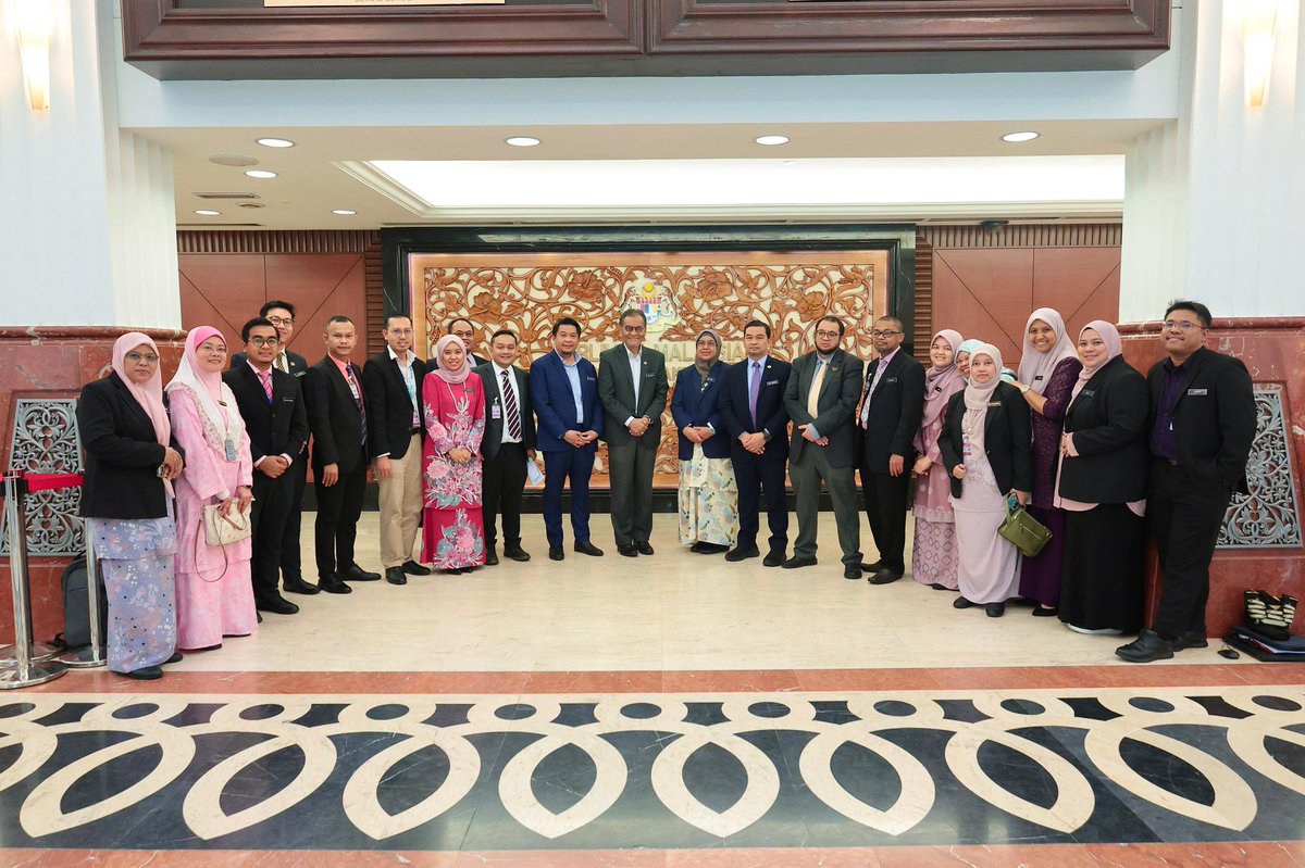 DrDzul's tweet photo. Salam🌹
AlhamdulilLah! Lulus Pindaan RUU Perubatan (Pindaan) 2024, Akta 50

Jutaan TK YBM KPT, Top Guns KKM, AGC, Bhgn Perkembangan Perubatan, PUU KKM-KPT, MMA, MQA, 23 Bdn Profesional Perubatan -AMM, MMA etal &amp; Semua🙏

"Memimpin Perubahan, Membina Kepakaran, Menjamin Kesihatan" https://t.co/TTcV1auiny