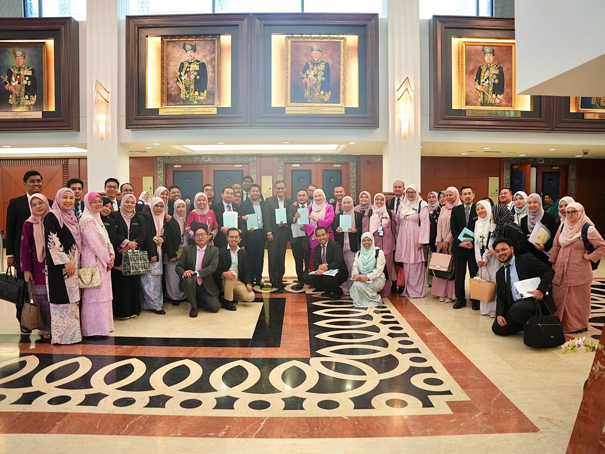 DrDzul's tweet photo. Salam🌹
AlhamdulilLah! Lulus Pindaan RUU Perubatan (Pindaan) 2024, Akta 50

Jutaan TK YBM KPT, Top Guns KKM, AGC, Bhgn Perkembangan Perubatan, PUU KKM-KPT, MMA, MQA, 23 Bdn Profesional Perubatan -AMM, MMA etal &amp; Semua🙏

"Memimpin Perubahan, Membina Kepakaran, Menjamin Kesihatan" https://t.co/TTcV1auiny