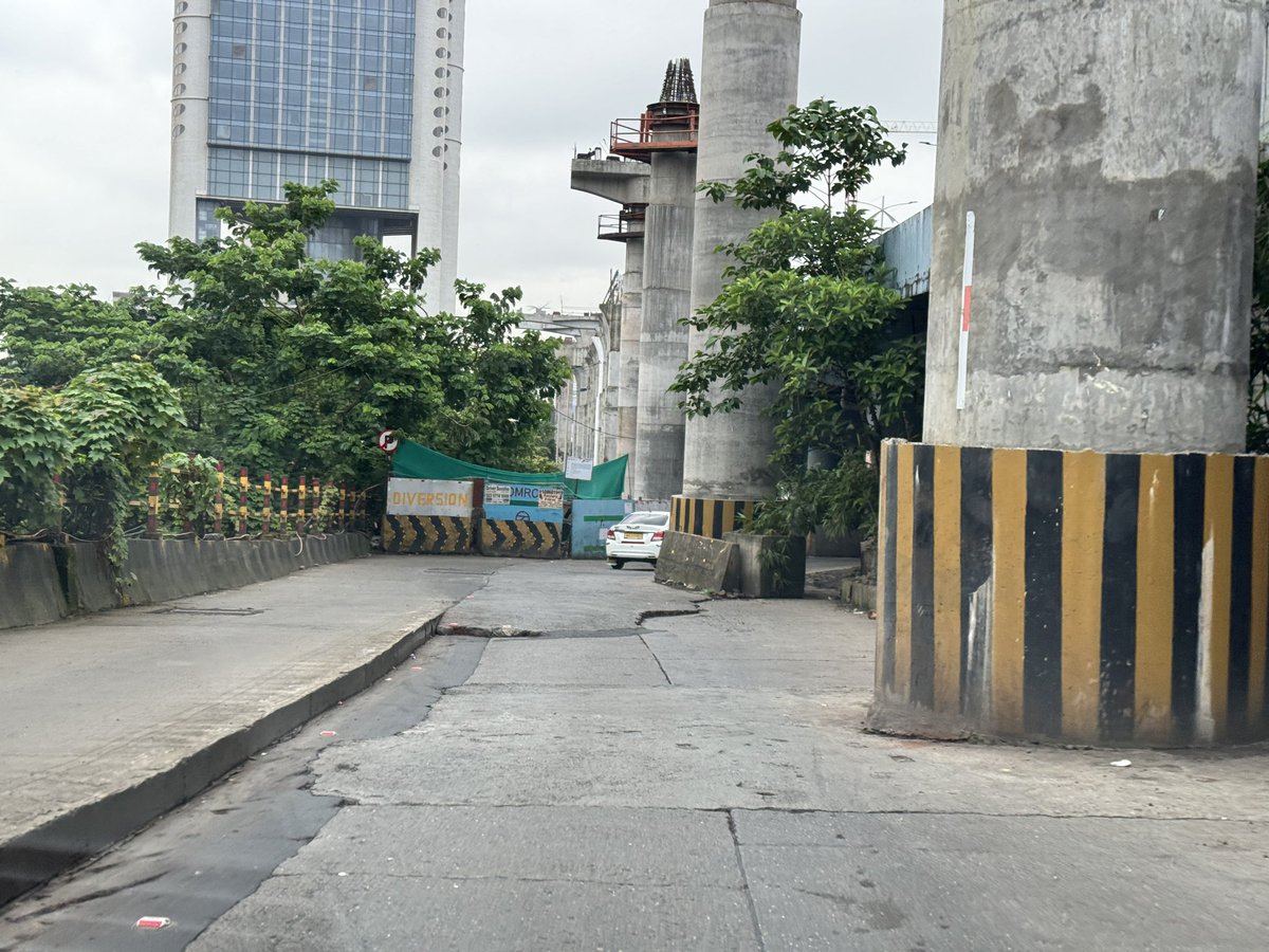 Ever wondered why there is a massive jam from IIT to Gandhinagar signal at peak hours everyday? Here is the culprit.
It causes massive jams every day but Surprised that this not visible to <a href="/MMRDAOfficial/">MMRDA</a> same as the pathetic road condition at Tagore Nagar junction or across JVLR.