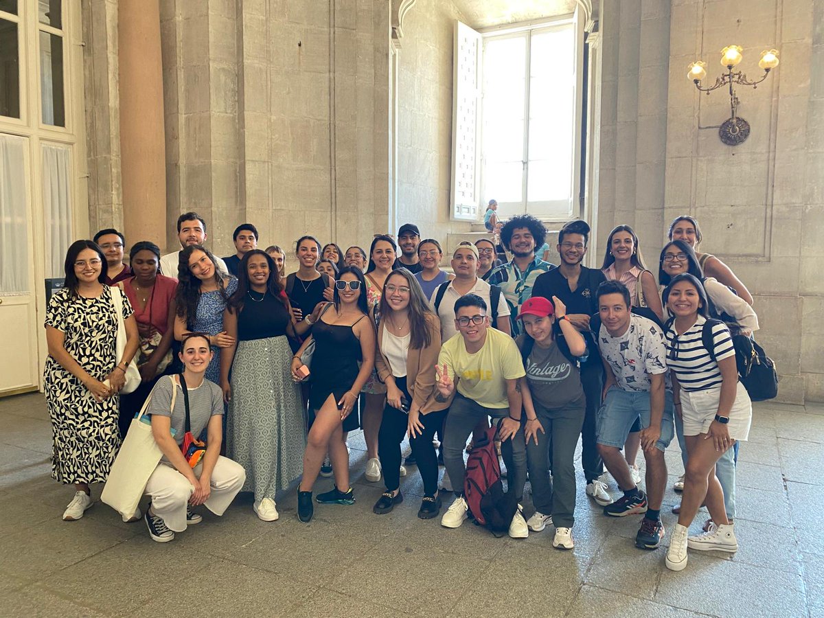 Red_Carolina's tweet photo. 📷 Ayer, un grupo de becarios y becarias #FundaciónCarolina que están estudiando alguno de los cursos de verano 🏖️ #ECV24 @fundacionucm realizó una visita guiada al Palacio Real de Madrid @PatrimNacional

#VivirEnEspaña https://t.co/toAIqgDI0a