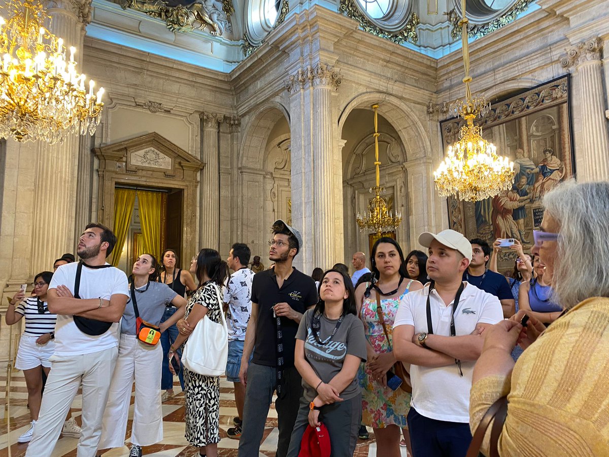 Red_Carolina's tweet photo. 📷 Ayer, un grupo de becarios y becarias #FundaciónCarolina que están estudiando alguno de los cursos de verano 🏖️ #ECV24 @fundacionucm realizó una visita guiada al Palacio Real de Madrid @PatrimNacional

#VivirEnEspaña https://t.co/toAIqgDI0a