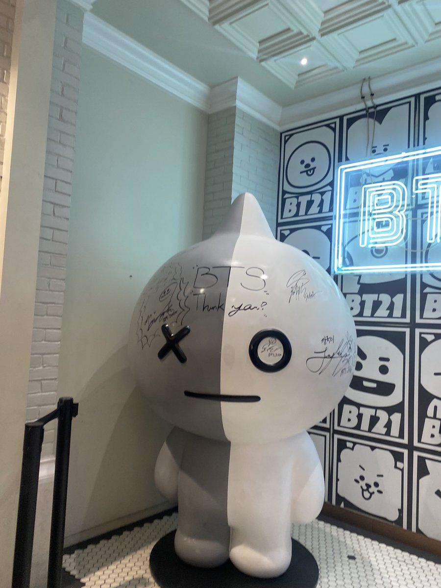 abi_lime's tweet photo. Yo conociendo a los bt21 https://t.co/P6BJPXRgNJ