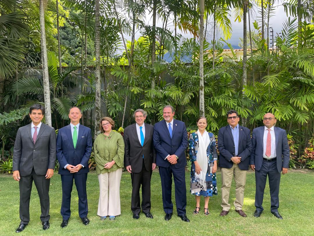ARGenVenezuela's tweet photo. Este martes participamos en @EChileVenezuela 🇨🇱, junto a las Embajadas de Brasil🇧🇷, Colombia🇨🇴, Perú🇵🇪 y Uruguay🇺🇾, de un encuentro con el presidente de @fedecamaras 🇻🇪, @adancelism , para conversar sobre la situación económica del país y prospectivas para los años venideros. https://t.co/UAaPBJXAyk