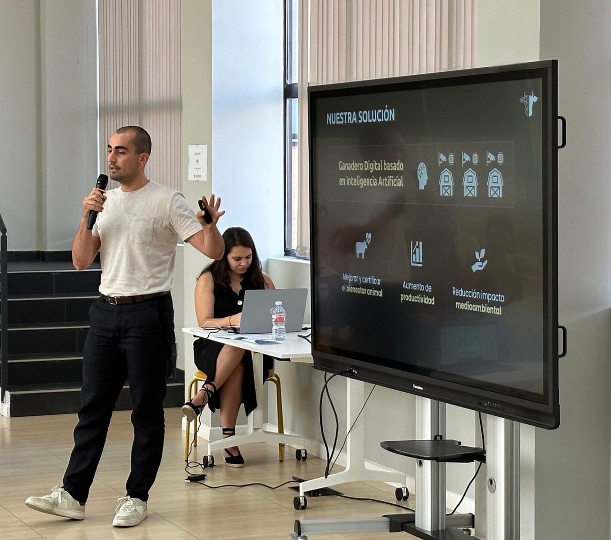 DeepFarmTech's tweet image. ¡Muy contentos de anunciar que hemos ganado el premio al Mejor Pitch!  🎉🏆🎉🏆

Enhorabuena al resto de participantes por sus proyectazos! 👏👏👏 

Muchas gracias al @MADRID y al @ViveroVicalvaro por el programa y por la organización del evento. ¡Seguimos! 💪💪💪