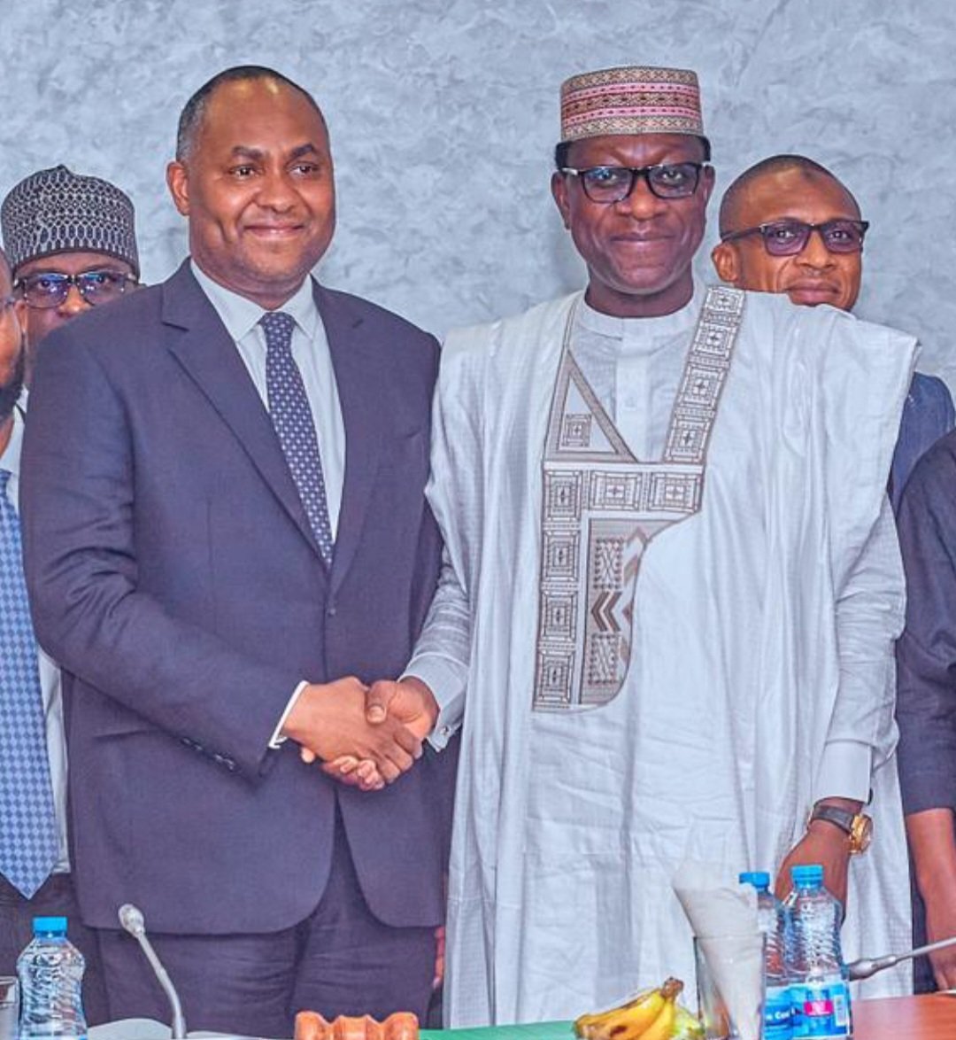 AbdulAbmJ's tweet photo. Today, the Chairman, House Committee on Housing and Habitat, Hon Abdulmumin Jibrin, alongside members of the committee, met with management of Federal Mortgage Bank of Nig (FMBN) led by its MD, Shehu Usman Osidi, Family Homes Funds (FHF) led by its MD Abdulmutallaf Mukhtar and https://t.co/PyxhXRaxWf