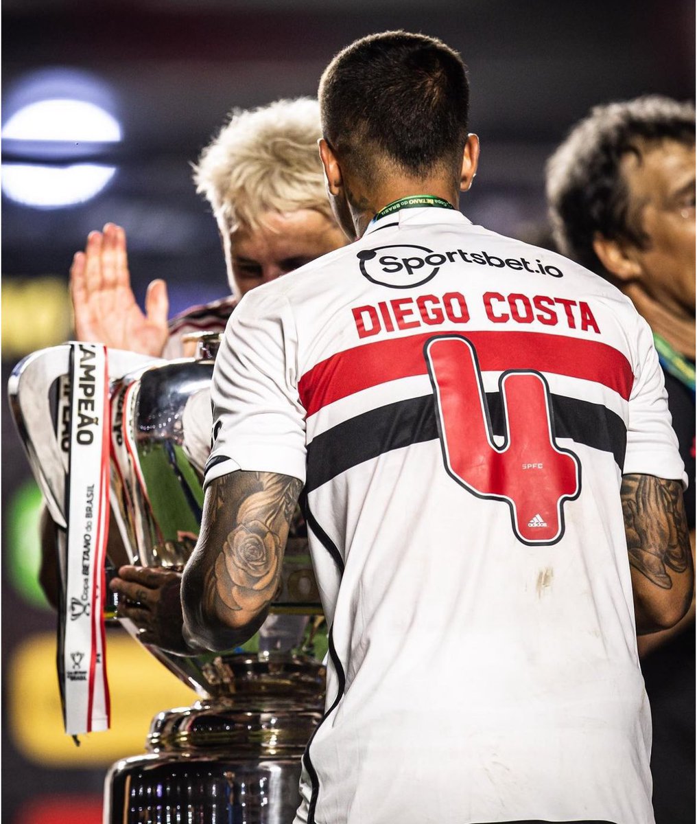 OGabrielSa's tweet photo. Deixar o clube de coração pela porta da frente é um mérito que Diego Costa alcançou. A fórmula pra isso ele sabe muito bem: assumir a responsabilidade. Essa sempre foi a marca do camisa 4, desde a base.

Diego assumiu a responsabilidade da braçadeira na Copinha de 2019. Mesmo derrotado no ano anterior e com um time que chegava desacreditado na competição, a mesma braçadeira levantou a taça.

Na derrota de Córdoba, Diego não fugiu da responsabilidade da culpa. Trabalhou. 1 ano depois, final da Copa do Brasil. Aos  9 minutos, lesão do Arboleda. A responsabilidade cai no colo de quem não se omite.

Em campo, brigando por cada bola, Diego Costa participou da maior conquista da história recente do São Paulo. Não fugiu da responsabilidade. É uma história com sua cara. Isso ninguém tira dele. 

Dos 16 aos 24 vestindo e representando a mesma camisa. 9 anos não são 9 dias. Sucesso, Diego Costa.