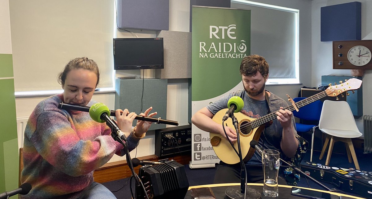 Na sár cheoltóirí <a href="/NicoleNiDh/">Nicole Ní Dhubhshláine</a> agus <a href="/_KyleMcCauley/">Kyle McCauley</a> linn ar <a href="/saolodheas/">Saol ó Dheas RnaG</a>  inniu. Ceolchoirm istoíche de Sathairn seo chughainn i Scoil Bhaile na bhFionnúrach #Cuas
