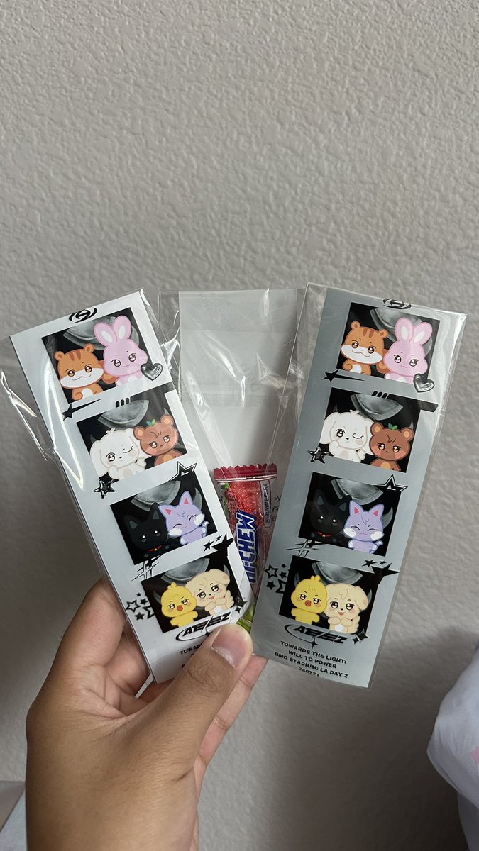 springdaysyd's tweet photo. ateez in la freebies day 2 🎞️

I have made 300 aniteez film strips. I made about 140 goodie bags and will be handing out 160 individual strips! 

#ATEEZ #ATEEZTOUR #ATEEZinLA #ateezfreebies https://t.co/9IEZeKvloG