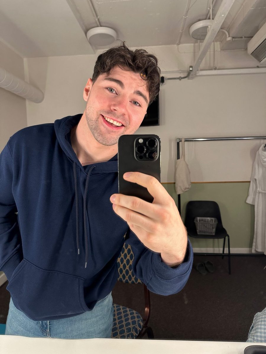 2strangersshow's tweet photo. West End Debut?? HELL YESSS!!!! ✊🏼🍰🗽
A HUUUUUUGE New York Citteh CONGRATULATIONS to our Joe Kelly on his Dougal Todd AND West End Debut this afternoon!!!! 🫶🏽🍾 https://t.co/0qKnZicWQV