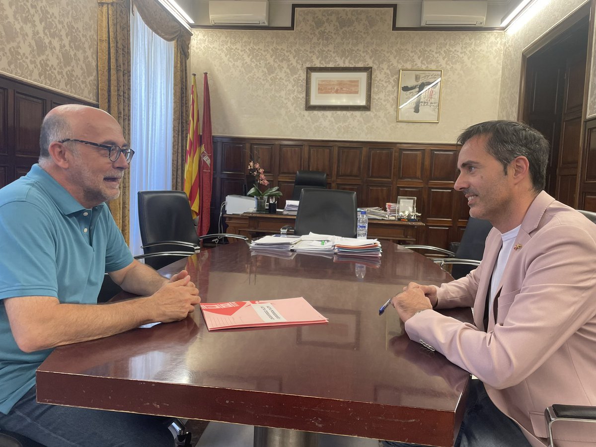 Tortosa's tweet photo. Avui hem homenatjat Ernest Valls, cap de l'àrea de Serveis a les Persones, amb motiu de la seua jubilació. Un treballador públic que ha estat dècades al servei de la ciutadania amb professionalitat, rigor i bonhomia. Enhorabona per la bona feina feta i a gaudir de la nova etapa! https://t.co/yOXXQ2AaEC