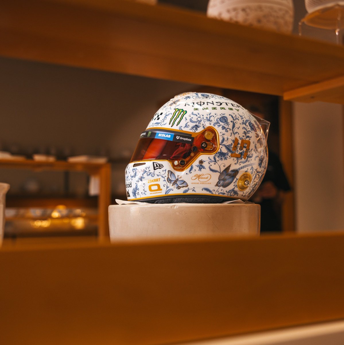 AlertaF1's tweet photo. El diseño de casco especial de Lando Norris para el fin de semana en Hungria y parte del proceso de decoración que fue hecha a mano, por la casa Herend que se dedica a crear los famosos jarronesde Porcelana Húngaros desde 1826.
https://t.co/HgVGm7THNw https://t.co/h8CXJW4Zk0
