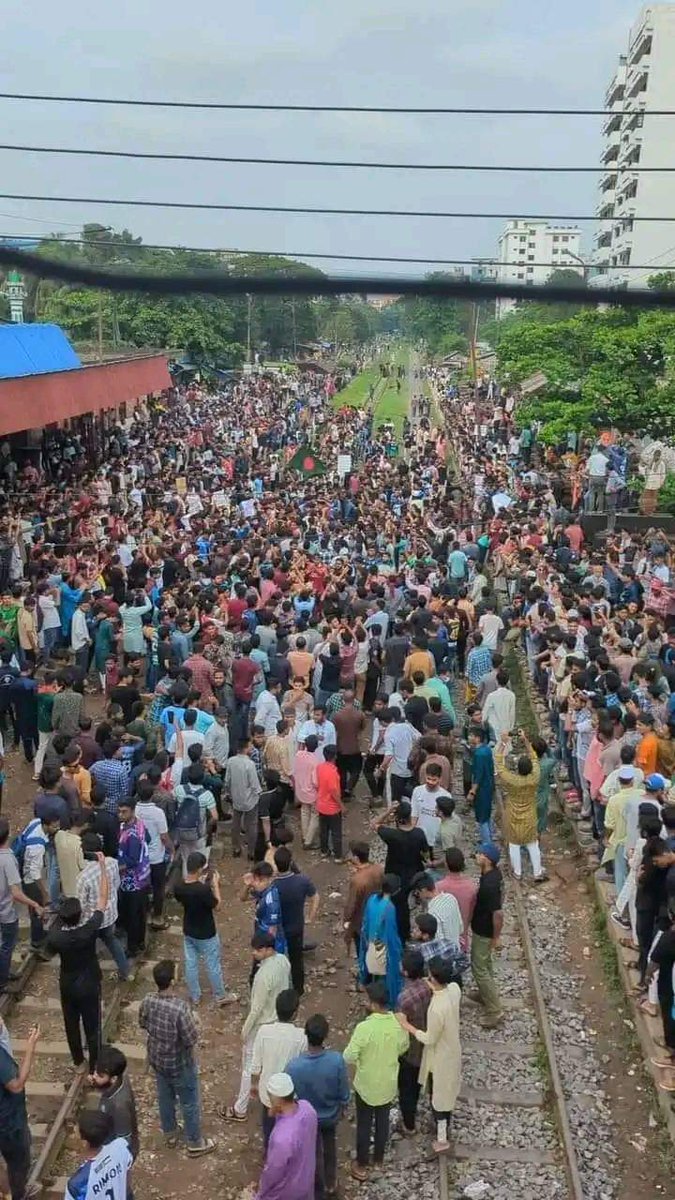 amrans_09's tweet photo. Students are on the street with the Martyr's body. Save Bangladeshi students 🙏🇧🇩

Local media and journalists are being silenced by the government and ministers.We urgently seek international support to bring attention to our plight.
 #Save_Bangladeshi_students
#UnitedNations https://t.co/RGBMrRCnOr