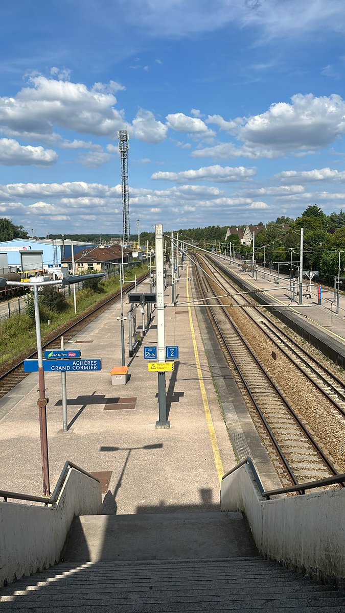 ryan_bfive's tweet image. Oublier de descendre du RER A et se retrouver dans cette « gare » 🥲