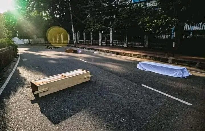 Himon13907's tweet photo. Some picture speaks itself! 

University of Dhaka.
17 July, 2024.

#Save_Bangladeshi_students 
#SaveBDfromCorruption 
#savebangladeshalluniversitystudents https://t.co/H5gLhkLUyS