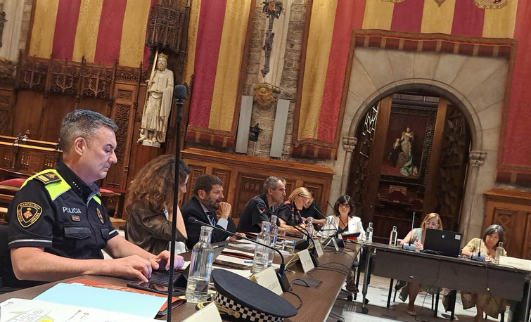 Reunió sobre pla d'#estiu de #seguretat i #prevenció a #Barcelona, amb els representats consulars acreditats a la ciutat. Amb la participació de <a href="/GUBBarcelona/">Guàrdia Urbana Barcelona</a>, <a href="/mossos/">Mossos</a> i <a href="/BCN_Bombers/">Bombers Barcelona</a>. 

Maite Casado, <a href="/montsesurroca/">Montse Surroca</a> <a href="/bcn_ajuntament/">Ajuntament de Barcelona</a>