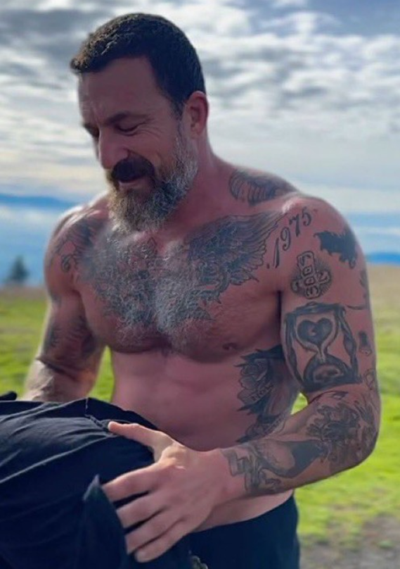 Andrew Huberman es el referente de la mejora personal.

Doctor en Neurociencia, Profesor en Standford, tiene un podcast de primer nivel y está mamadísimo.

13 reflexiones super INSPIRADORAS 🔥