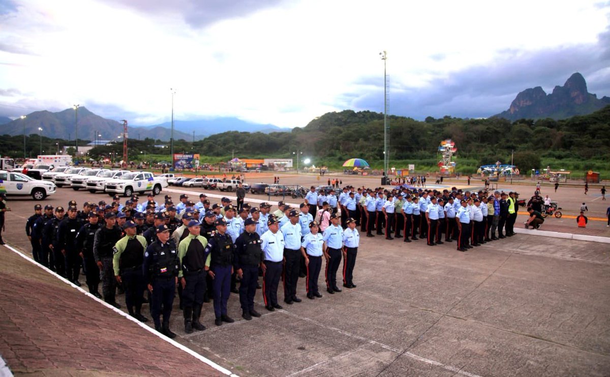 Con esfuerzo y trabajo arduo, hoy tenemos un amplio cuerpo de defensa ciudadana. ¡Orgulloso me siento de cada uno de ustedes! Cuenten con que la Revolución Bolivariana seguirá resguardando sus derechos en todos los ámbitos.