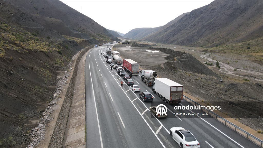 gazeteci24's tweet photo. Erzincan-Sivas kara yolunda heyelan
Anadolu Ajansı
https://t.co/khvkeIpDcA
#Erzincan #Heyelan #Karayolu #Kapandı #Karayolları #Ekipler #Açma https://t.co/BaXCvU4fAC
