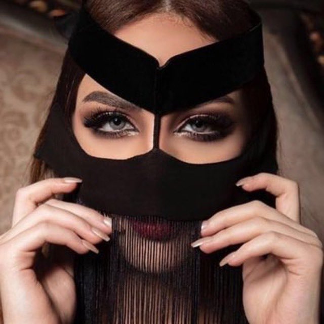 ❥|❁

᷂وكيف يذوبُ إنسانٌ
في عينينِ لا أكثر
كأن الوجه فنجانٌ
وقلبي حبةُ السكر💜🫂
══════════════
#يخبرني_المساء 
#مساء_الحب 
#الكل_يدري 
#الغاده 🕊♥️