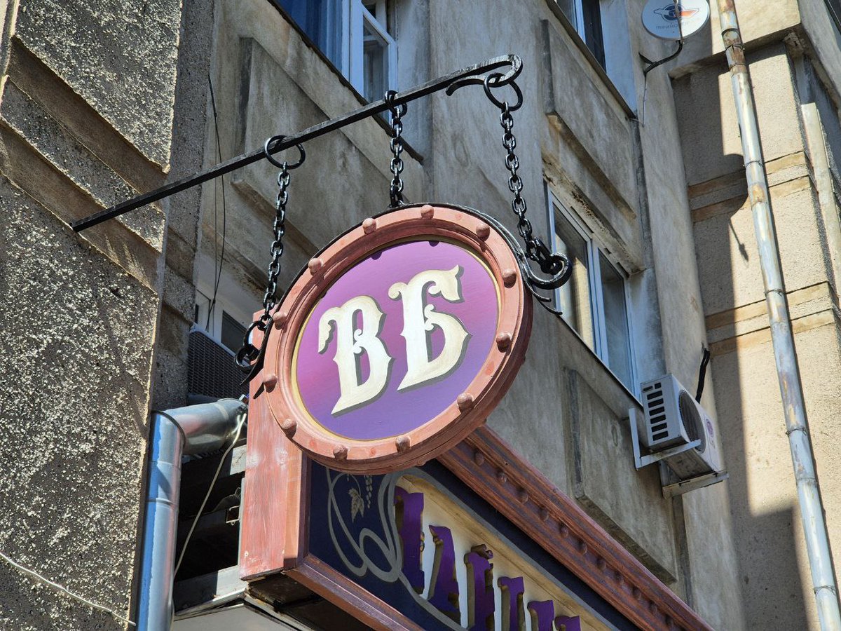 Wild_SPb's tweet photo. Не могу не запостить новую вывеску в Рыбинске
Там открыли вот такое ПВЗ Wildberries.

Если вы ещё не были в этом городе, жесть как рекомендую. Очень много красивых домов в центре, вывески работают как машина времени. А в спальном районе стоит огромный самолет😃 https://t.co/MYmWtEQ8kY