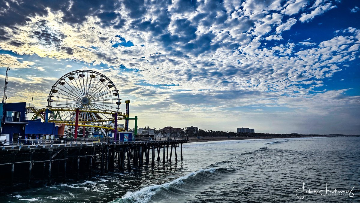 smcloseup's tweet image. Good Morning Santa Monica! 🌅

The iconic Santa Monica Pier welcomes a new day under a stunning sky. Waves gently lap against the shore as the city slowly wakes up. Midweek serenity captured perfectly. Have a wonderful Wednesday!

#SantaMonica #SantaMonicaPier #MorningViews