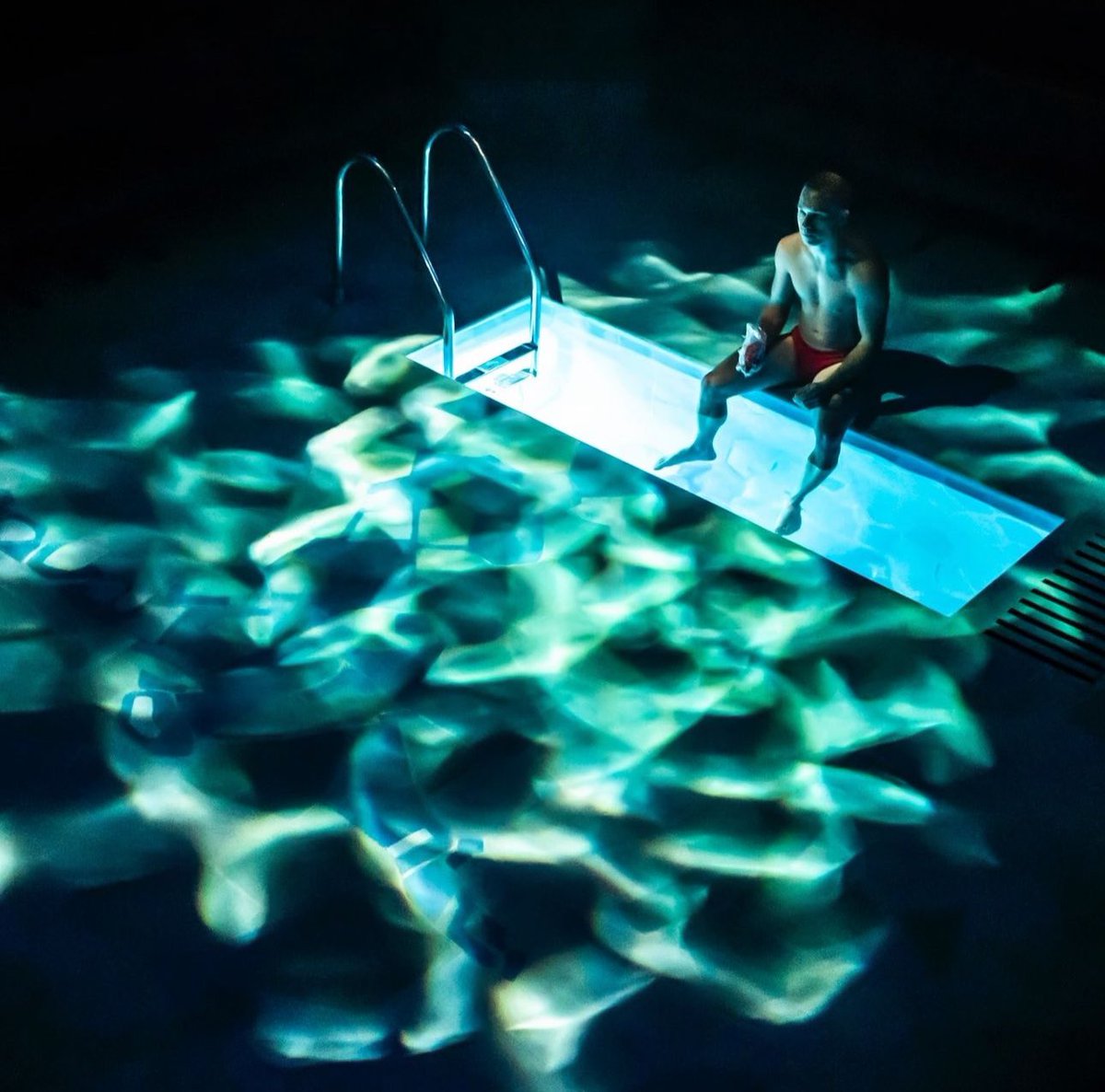 ElAquelarre_'s tweet image. Que bonito el mapping de #RedSpeedo que estrena en Richmond, UK. Una obra sobre un nadador a punto de ser parte del equipo olímpico que ve sus sueños puestos en peligro cuando encuentran droga en el locker comunal de las pruebas.